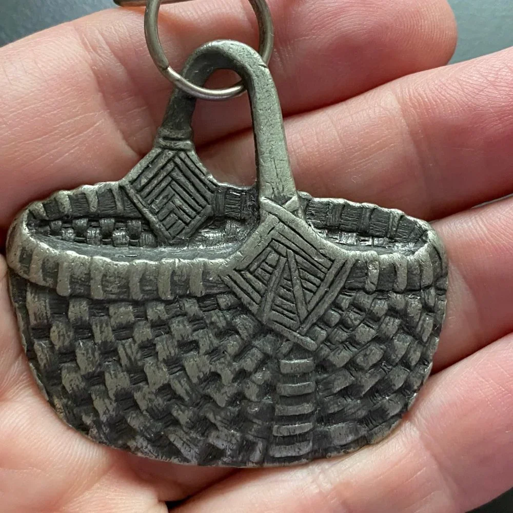 Nice  Pewter  Basket  Shape  Keychain  Key  Chain - Picture 3 of 3